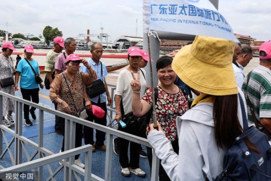 中国游客暴增 泰国总理下令解决入境排队难