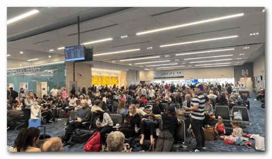 加航飞多伦多航班10次延误1次取消！乘客机场怒骂引来警察！