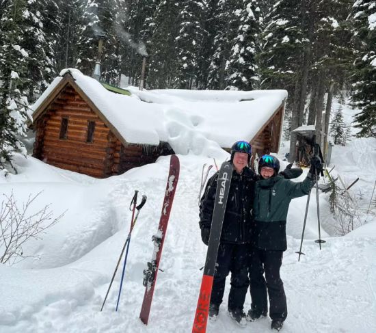 温馨父女情 两人成功挑战44个滑雪胜地