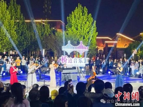 人这一辈子，一定要来天津听一场桥边音乐会！