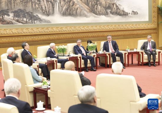 中国总理李强同外国专家举行新春座谈会