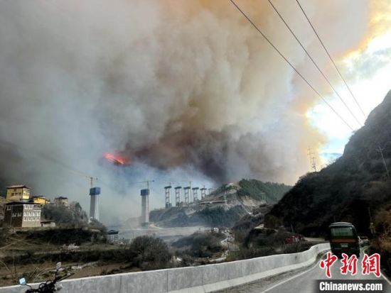 四川雅江县森林火灾启动四级响应 7架直升机增援