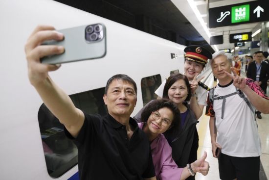 从直通车到高铁动卧：内地香港更便捷“双向奔赴”