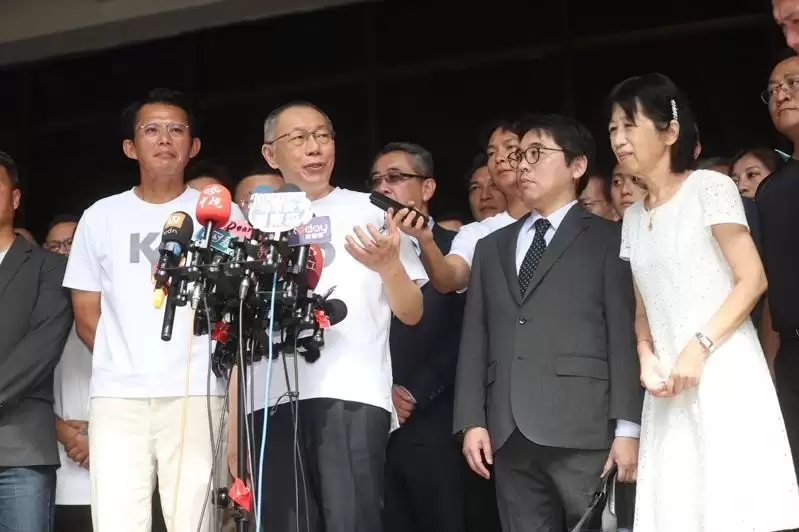 柯文哲著白T现身法院 问检“查一年，查到什么”