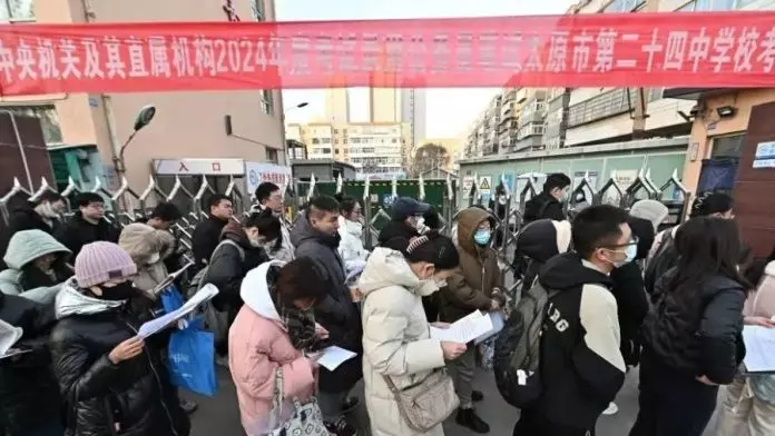 公务员考试｜“国考”年龄门槛放宽至38岁　“铁饭碗”更难抢