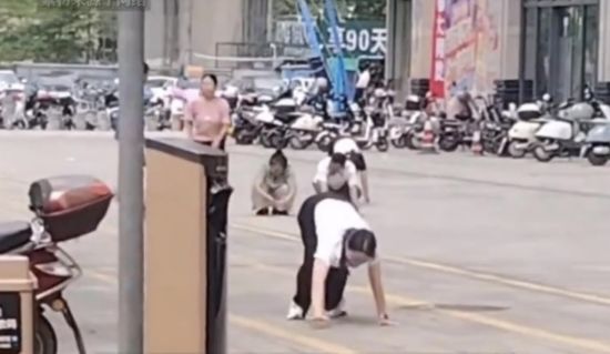 打工仔悲歌｜惠州街头多人爬行学狗叫 社区：公司团建活动｜有片