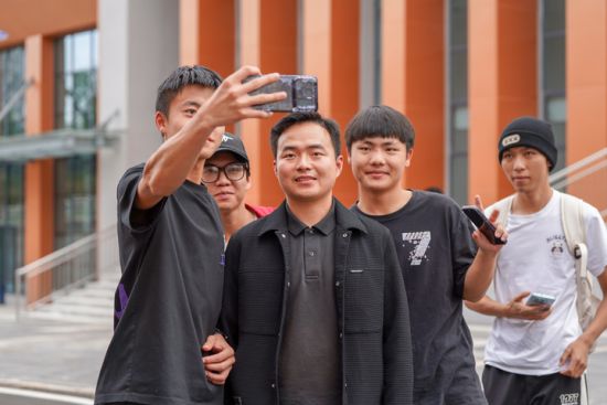 “让每个梦想，都有向上生长的土壤”