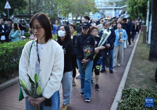 为逝者志哀，为生者加油——香港全城悼念火灾遇难者