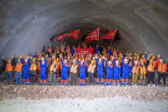 成渝中线高铁人和隧道顺利贯通