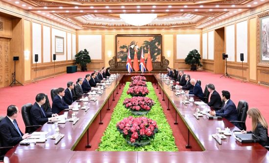 中国国家主席习近平会见英国首相斯塔默