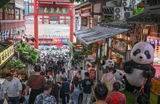 解码流动中国的活力与韧性——2026年国庆假期半程观察