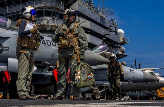 美10艘军舰部署中东 伊朗警告若美发动攻击即袭美军基地及航母