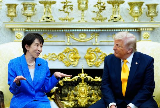 特朗普以珍珠港事件比喻伊朗计划 调侃高市：谁比日本更懂出其不意